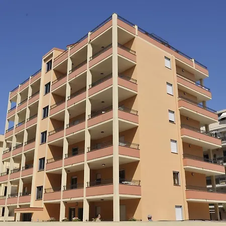 Karol Aparthotel 2*